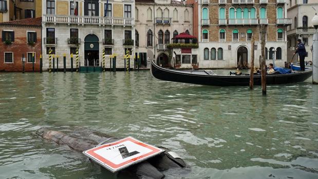 Dos tapices de Joan Mirò, dañados por las fuertes lluvias en Venecia