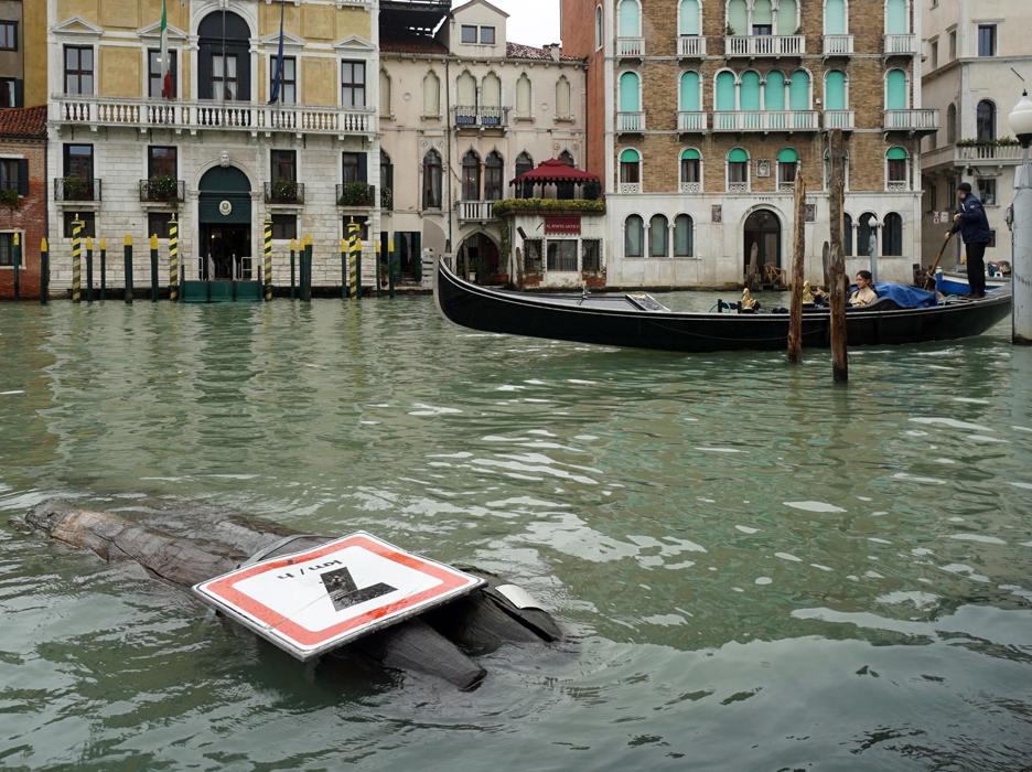 Vista de una señal derribada debido a las fuertes lluvias en Venecia