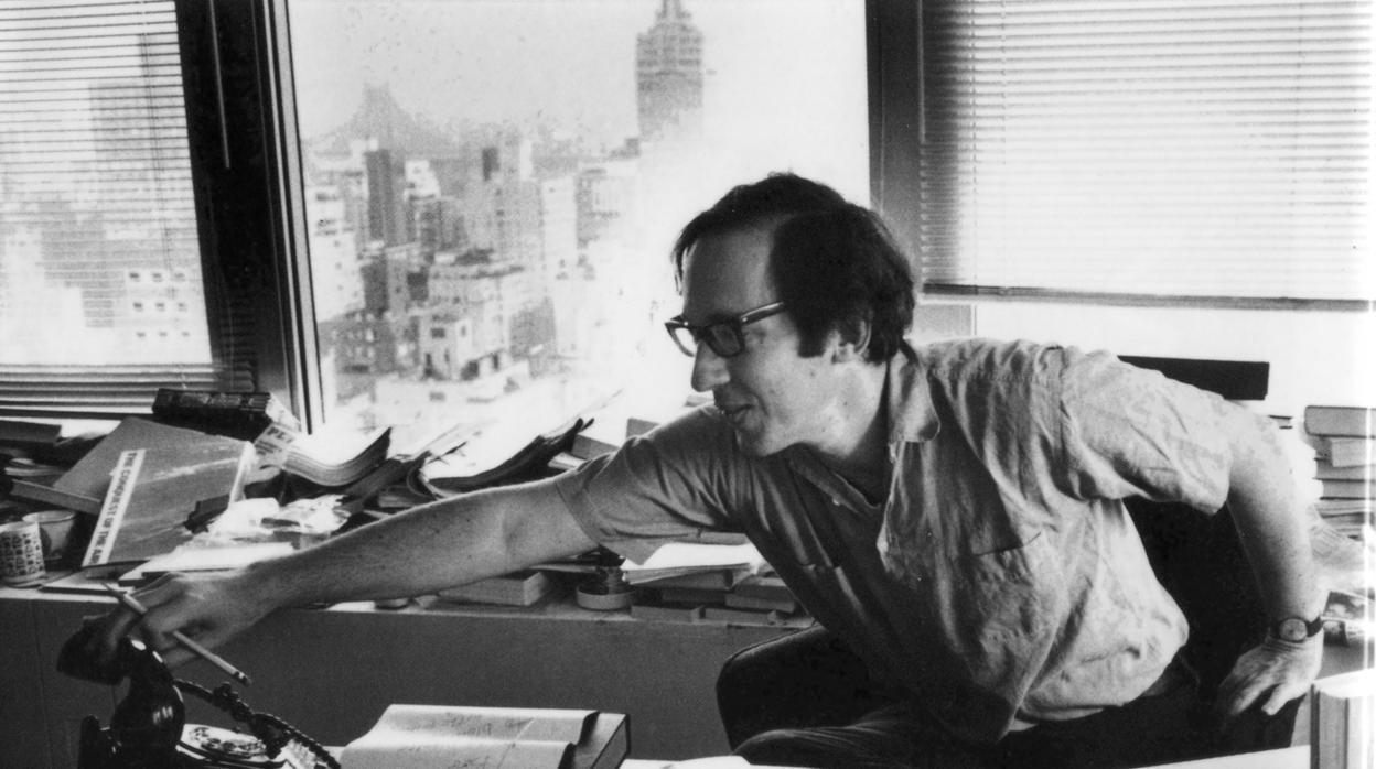 El editor Robert Gottlieb, fotografiado en su despacho de Knopf en Nueva York, en 1974