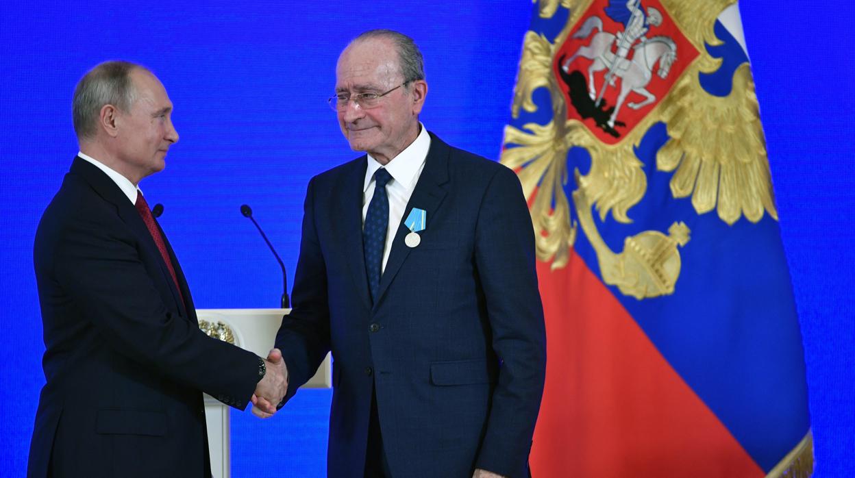 Francisco de la Torre recibe la condecoración de manos de Vladimir Putin