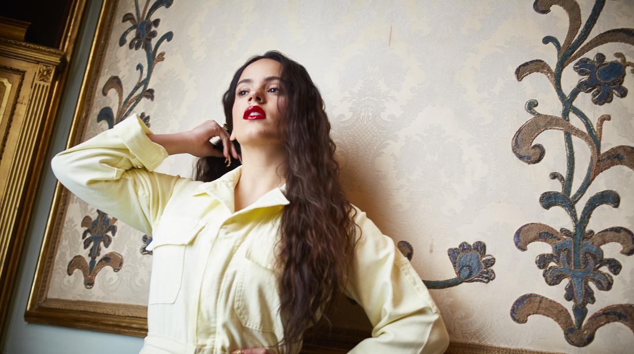 Retratos posados a la cantante Rosalía en el palacio de Santoña