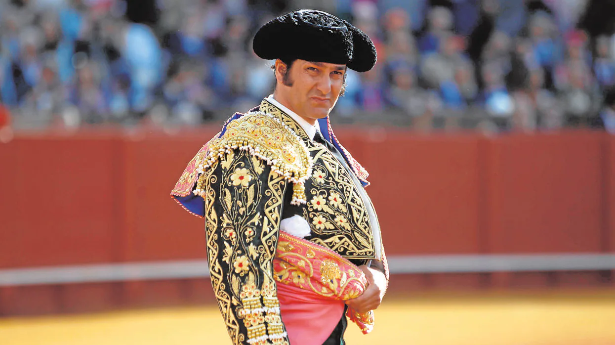 Morante de la Puebla, el 15 de abril de 2016 en la Maestranza, con el terno que donó a la Hermandad del Baratillo