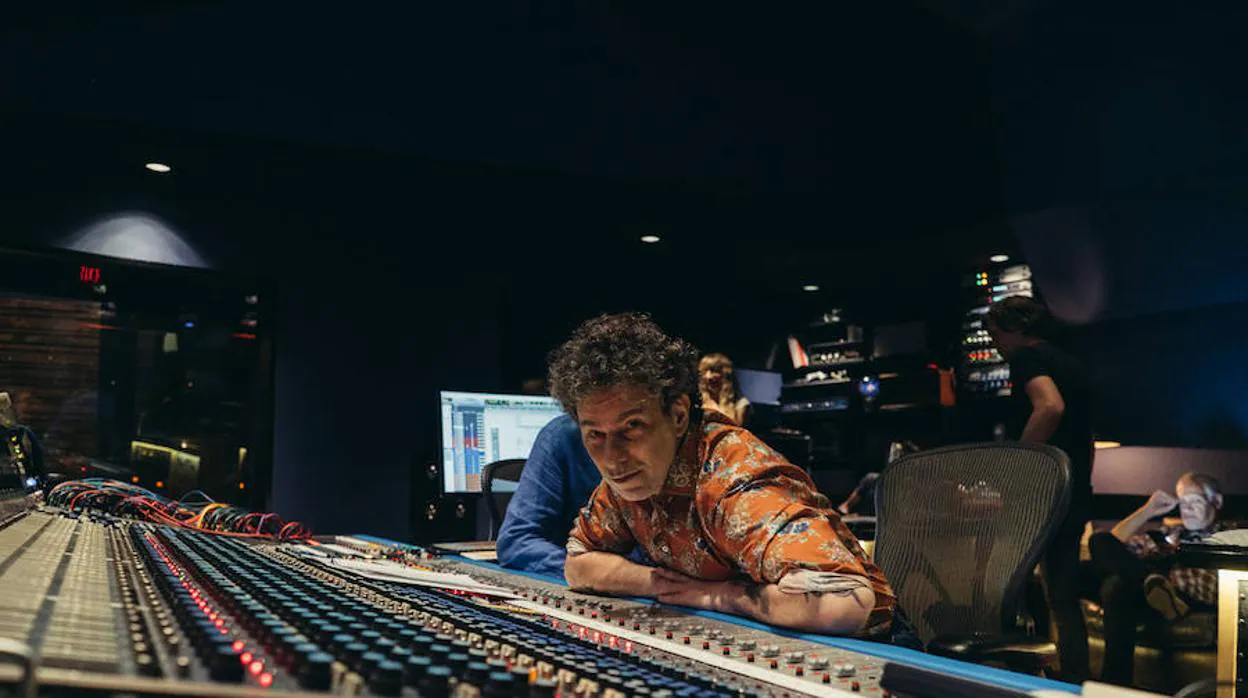 Calamaro en el estudio de Los Ángeles donde ha grabado su nuevo álbum, «Cargar la suerte»