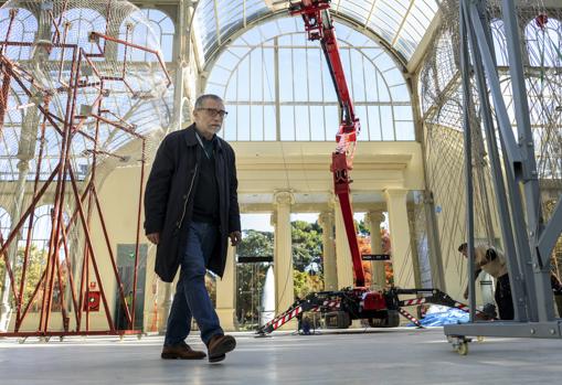 Jaume Plensa, durante el montaje de su instalación en el Palacio de Cristal