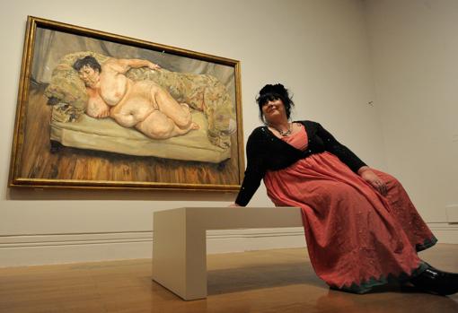 Sue Tilley, junto al retrato que le hizo Lucian Freud, «Benefits Supervisor Sleeping», en la National Portrait Gallery de Londres