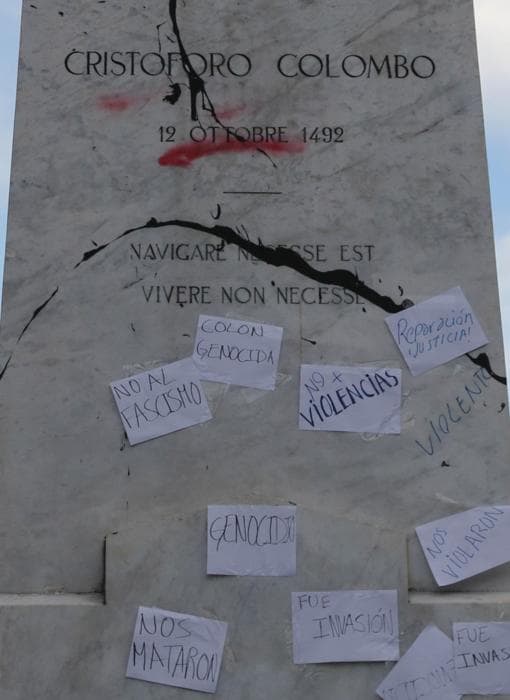 Soporte de la estatua de Colón en La Paz, con los carteles de protesta