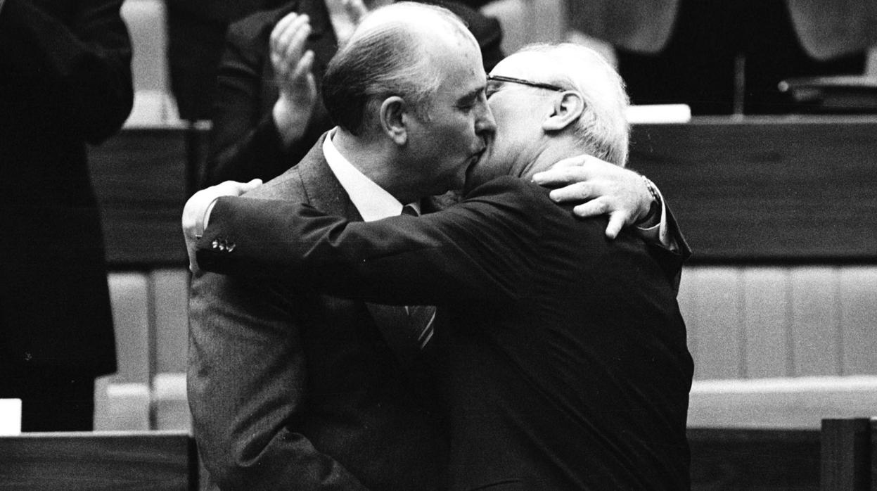 Gorbachov abraza y besa al líder de Alemania del Este, Erich Honecker