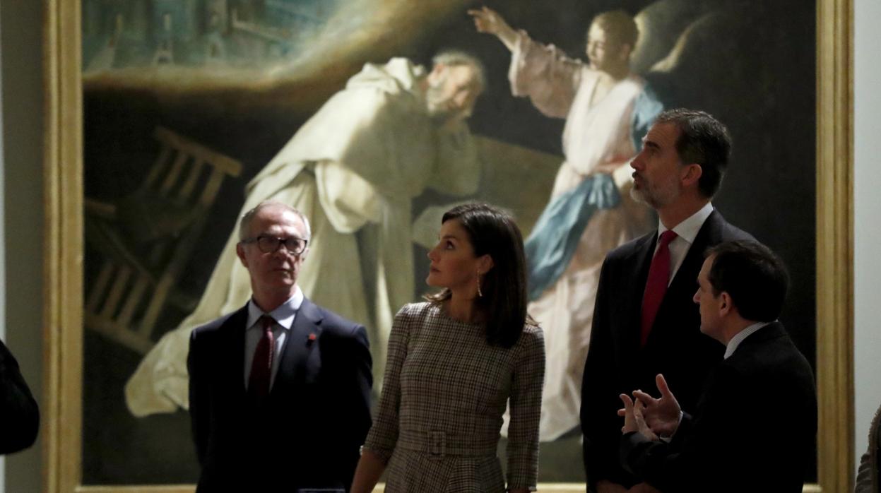 Los Reyes, acompañados por el ministro de Cultura, José Guirao, y el comisario de la muestra, Javier Portús, ante el cuadro «La visión de San Pedro Nolasco», de Francisco de Zurbarán