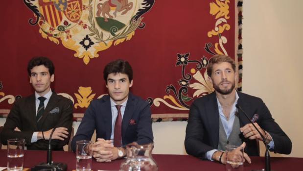 Los diestros en la mesa de debate en el Salón de Carteles de la Maestranza