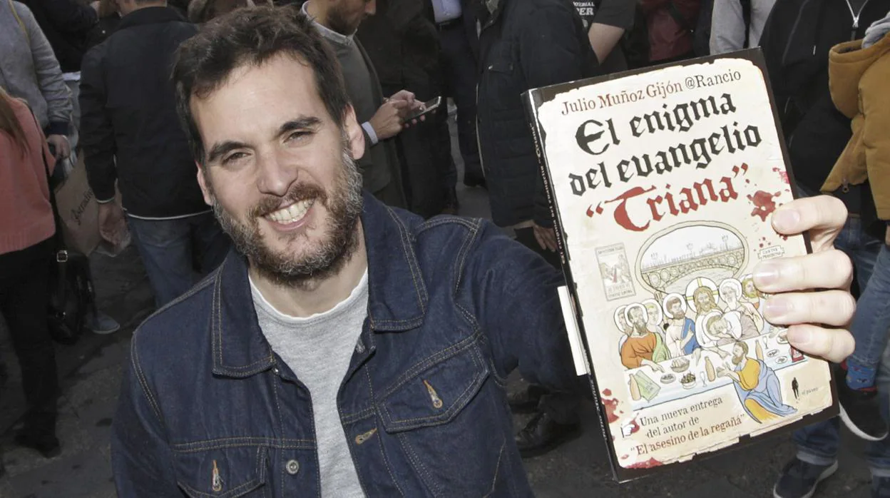 Julio Muñoz Gijón presentando su nueva novela este viernes, ante un gran número de seguidores