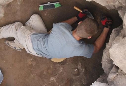 Uno de los arqueólogos, en pleno trabajo