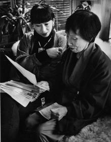 La escritora junto a su madre, Daisy, en 1989