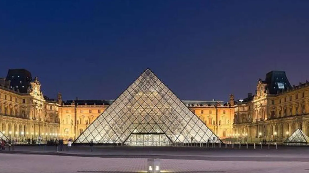 El Museo del Louvre por la noche, con la Pirámide en el centro del patio