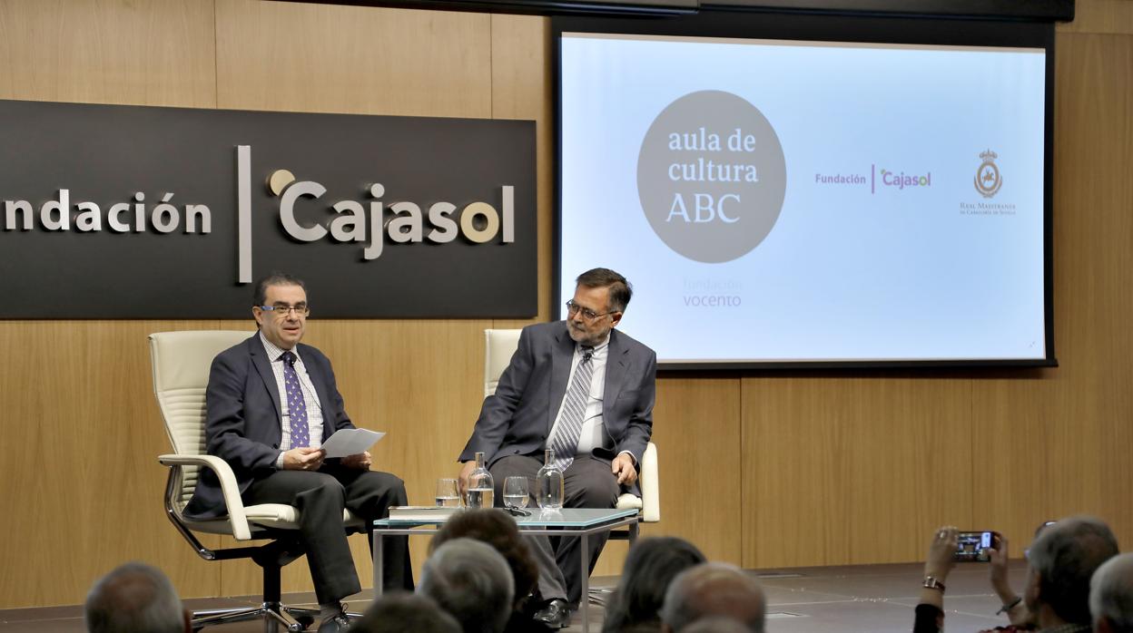El escritor José Calvo Poyato (derecha) junto a Francisco Robles, en la presentación de «El último tesoro visigodo»