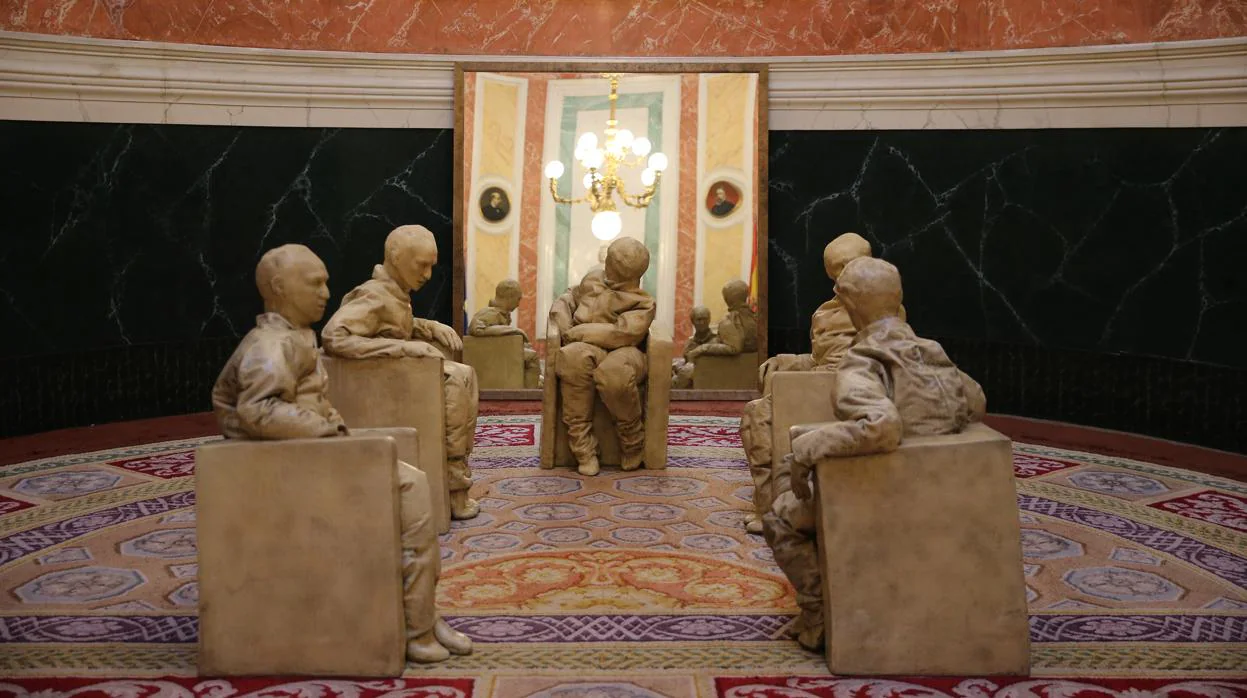 Juan Muñoz. Su instalación «Cinco figuras sentadas» se halla en el vestíbulo principal del Congreso