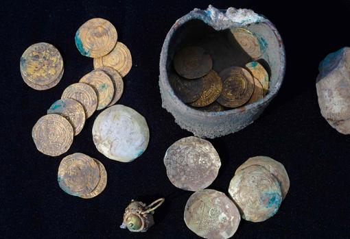El pendiente y las monedas halladas en el cofre
