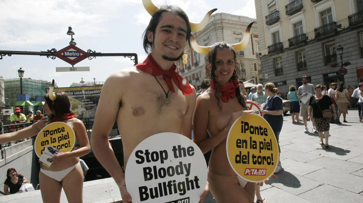 Acción de PETA en la Puerta del Sol (Madrid) contra las corridas de toros