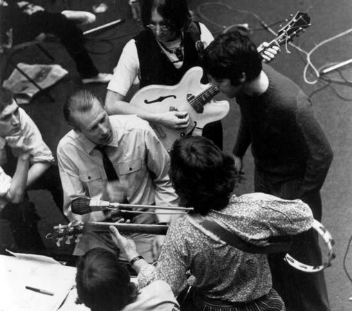 Chris Thomas, a la izquierda, junto a George Martin y Los Beatles en los estudios Trident