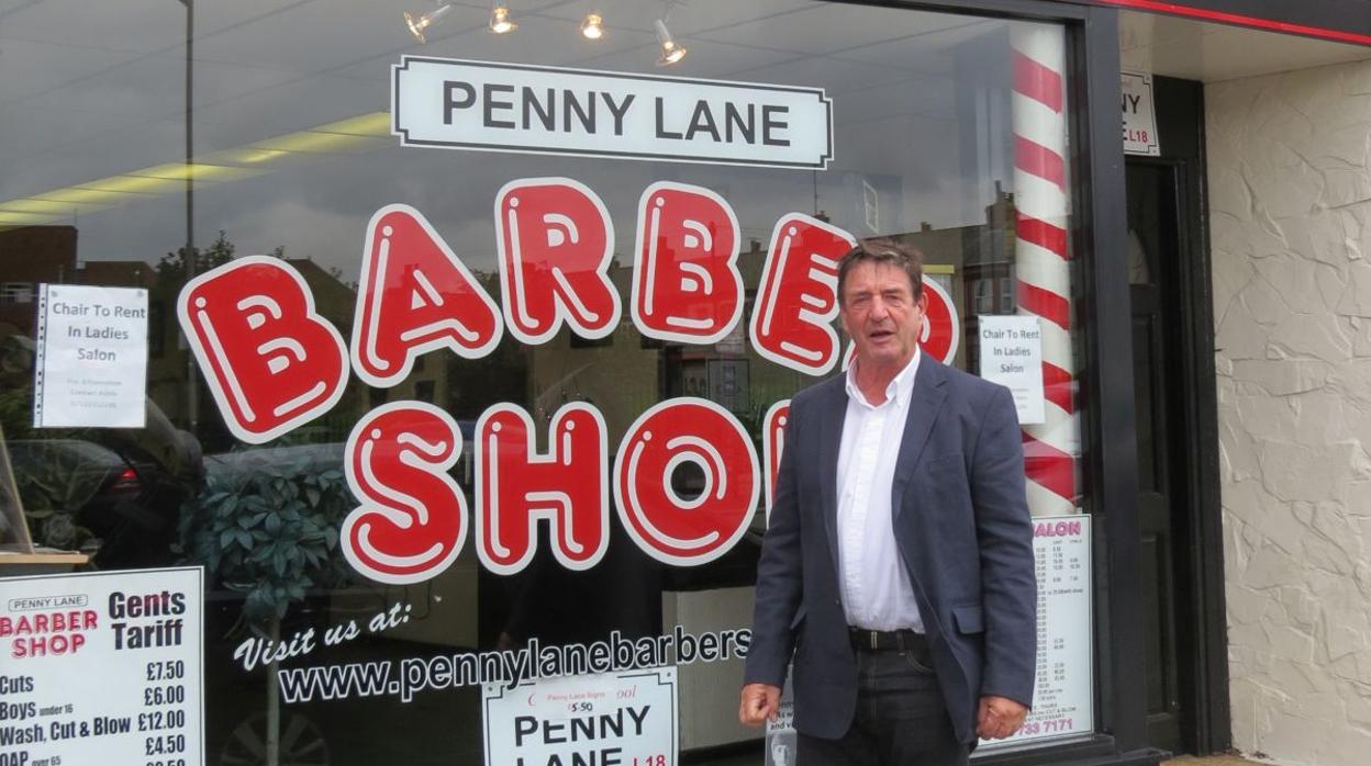 Leslie Cavendish, junto a la famosa peluquería de Penny Lane