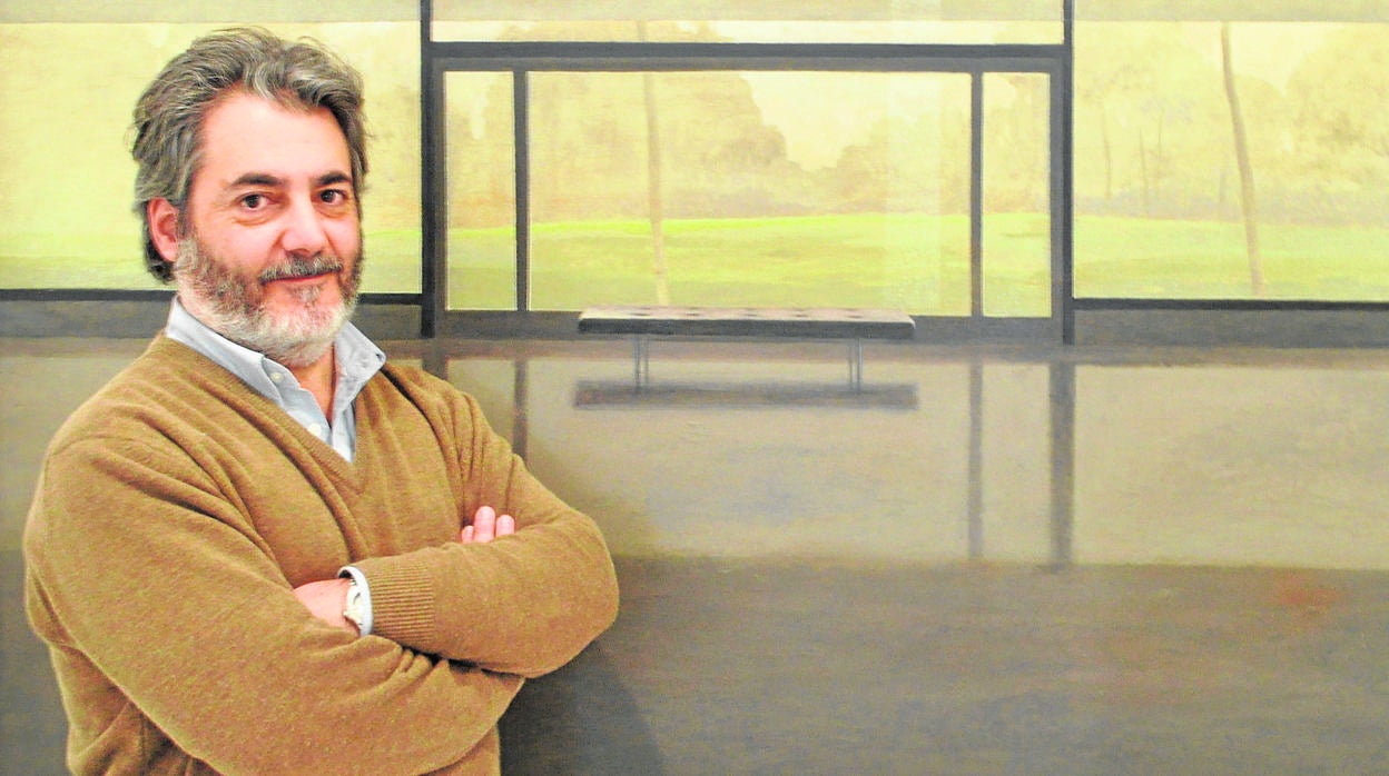 El pintor sevillano Daniel Bilbao, ante una de sus obras en la galería Birimbao