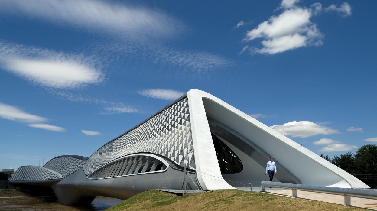 Vista del Puente de Zaha Hadid para la Expo 2008 de Zaragoza