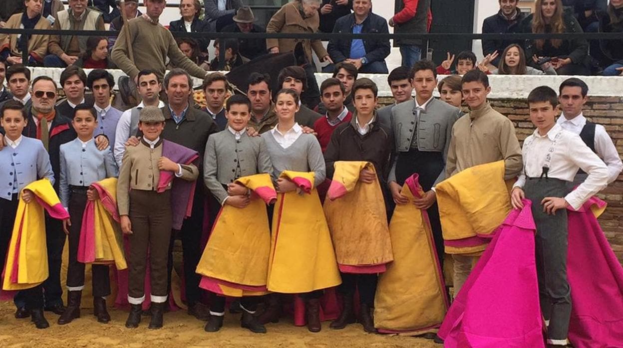 Los alumnos de la Escuela de Sevilla en el tentadero de la Real Venta de Antequera