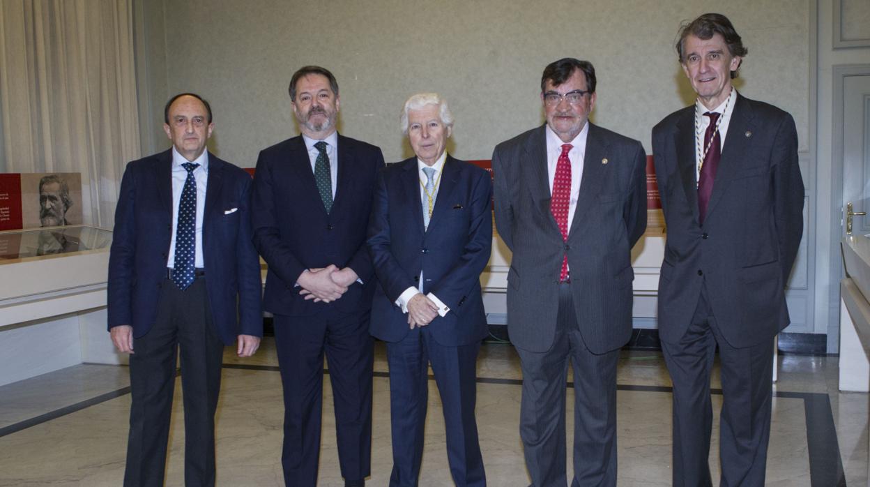 Federico Fernández de Buján, Bieito Rubido, Antonio Bascones, Saturnino de la Plaza y José Javier Etayo, fotografiados en la Real Academia de Doctores de España