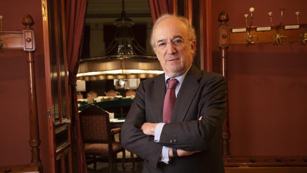 Muñoz Machado: «El idioma no puede llevarse al disparate en la Constitución»