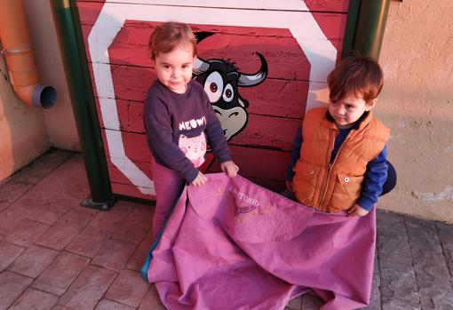 Sofía y Ángel, los más pequeños del parque, citan al alimón al toro imaginario junto al burladero