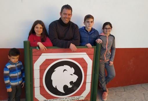 El alcalde de Esparragosa, Fernando García Arévalo, rodeado de niños (Guillermo, Ángela, Pedro y Valeria) en el burladero en homenaje a Iván Fandiño, conocido como el León de Orduña