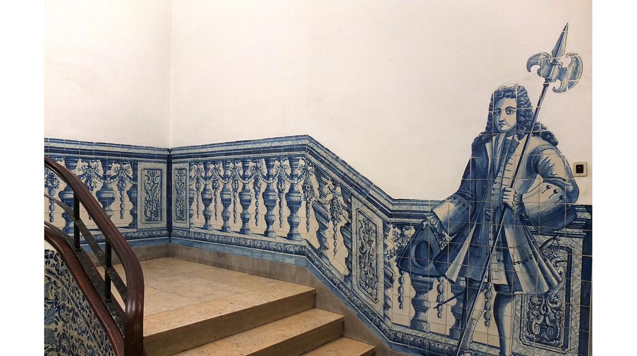 Una de las escaleras del monasterio, cuyas paredes están cubiertas con valiosos azulejos