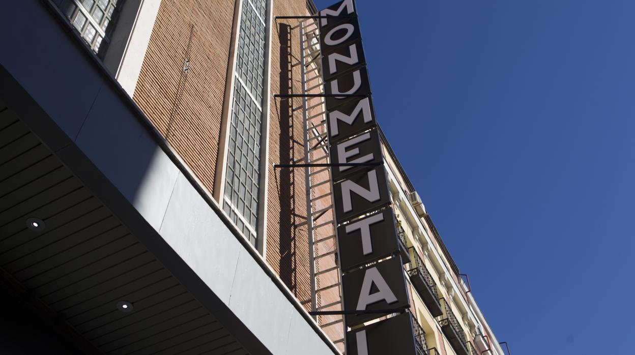 El renovado letrero de la entrada del Teatro Monumental