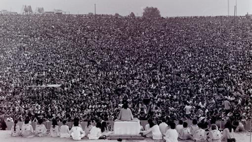 Ceremonia inaugural de Woodstock, con Swami Satchidananda pronunciando un discurso