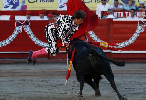 El Juli, prendido por el toro