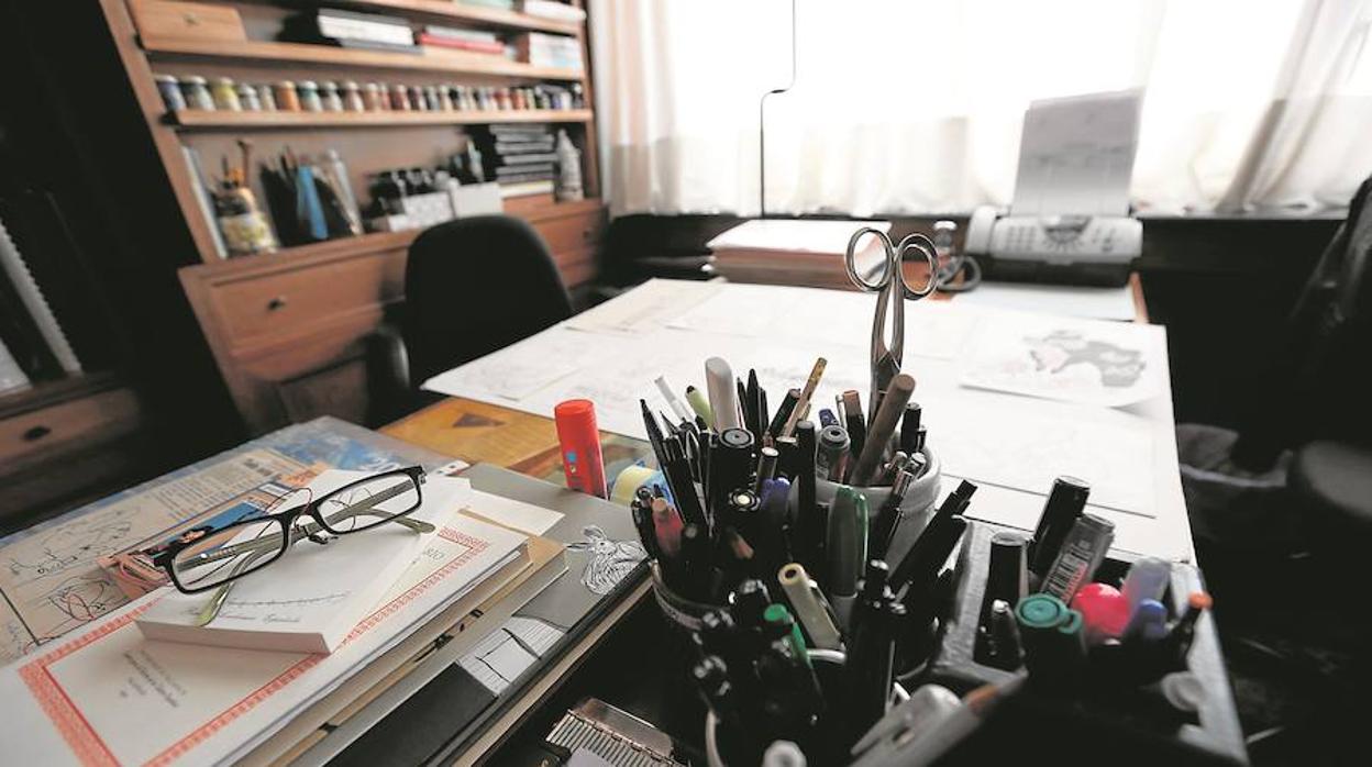 Mesa del estudio del dibujante y académico