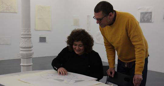 Paloma González y Enrique Tejerizo analizando obras en F2 Galería