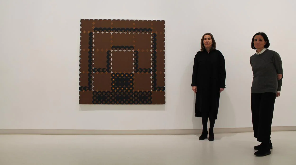 Elvira e Isabel Mignoni posan en la galería Elvira González junto a la pintura «Decoy», realizada por el artista estadounidense Dan Walsh
