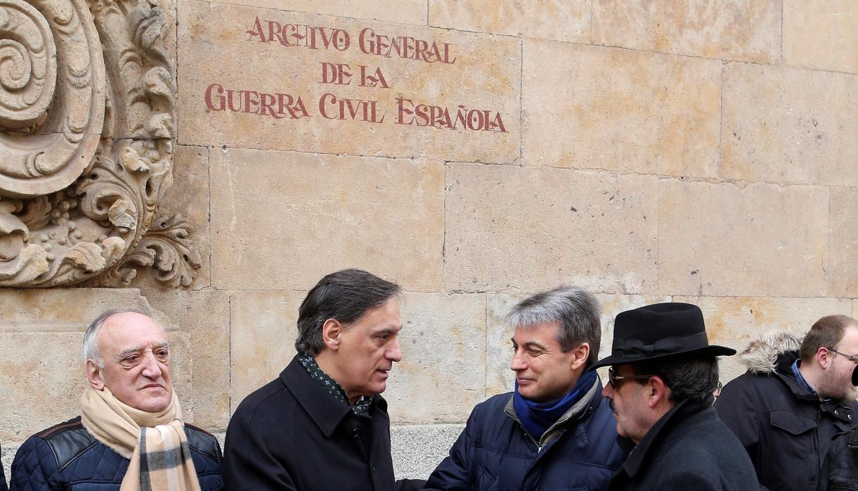 El presidente de la Asociación Salvar el Archivo de Salamanca, en el centro, junto a Gonzalo Robles (PP) y Rosa Domíngez (Foro Asturias) en el Senado