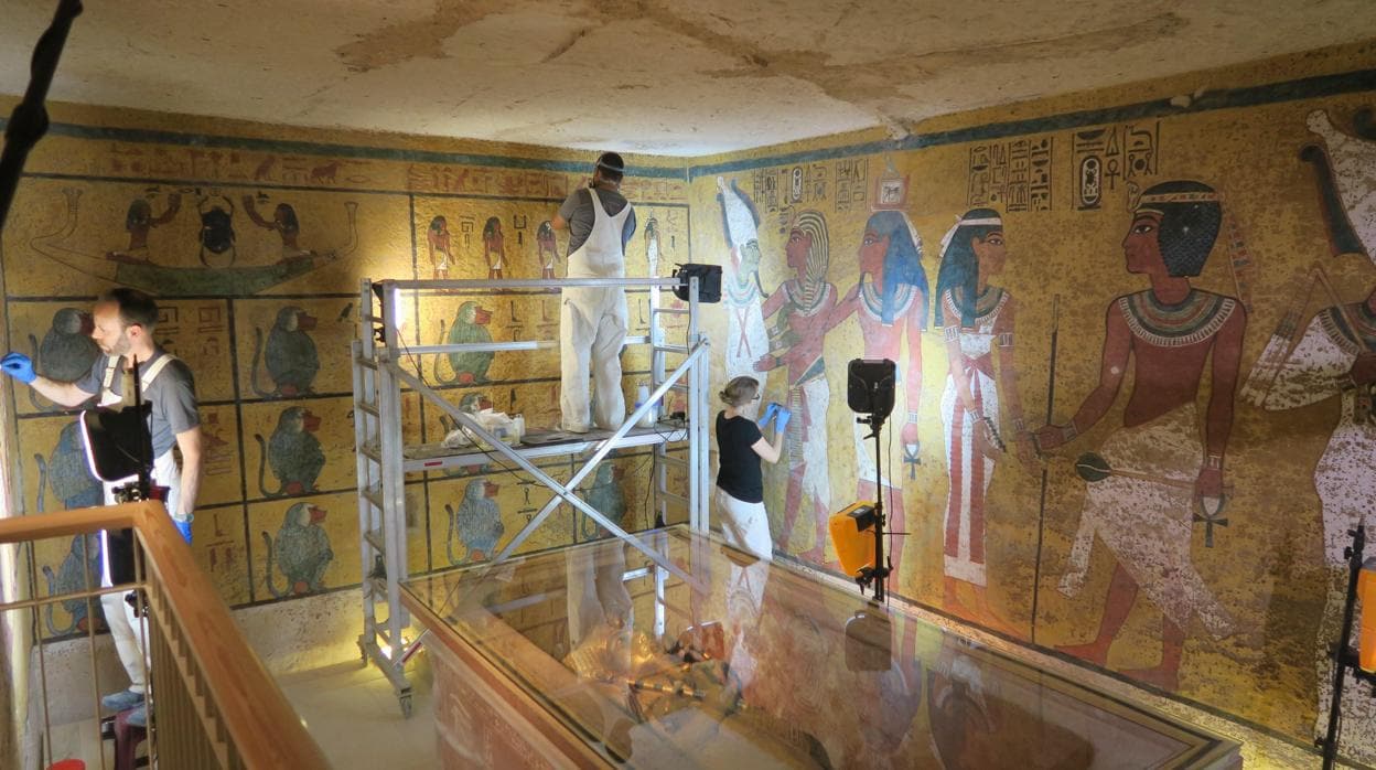 Unos restauradores trabajan en la tumba de Tutankamón