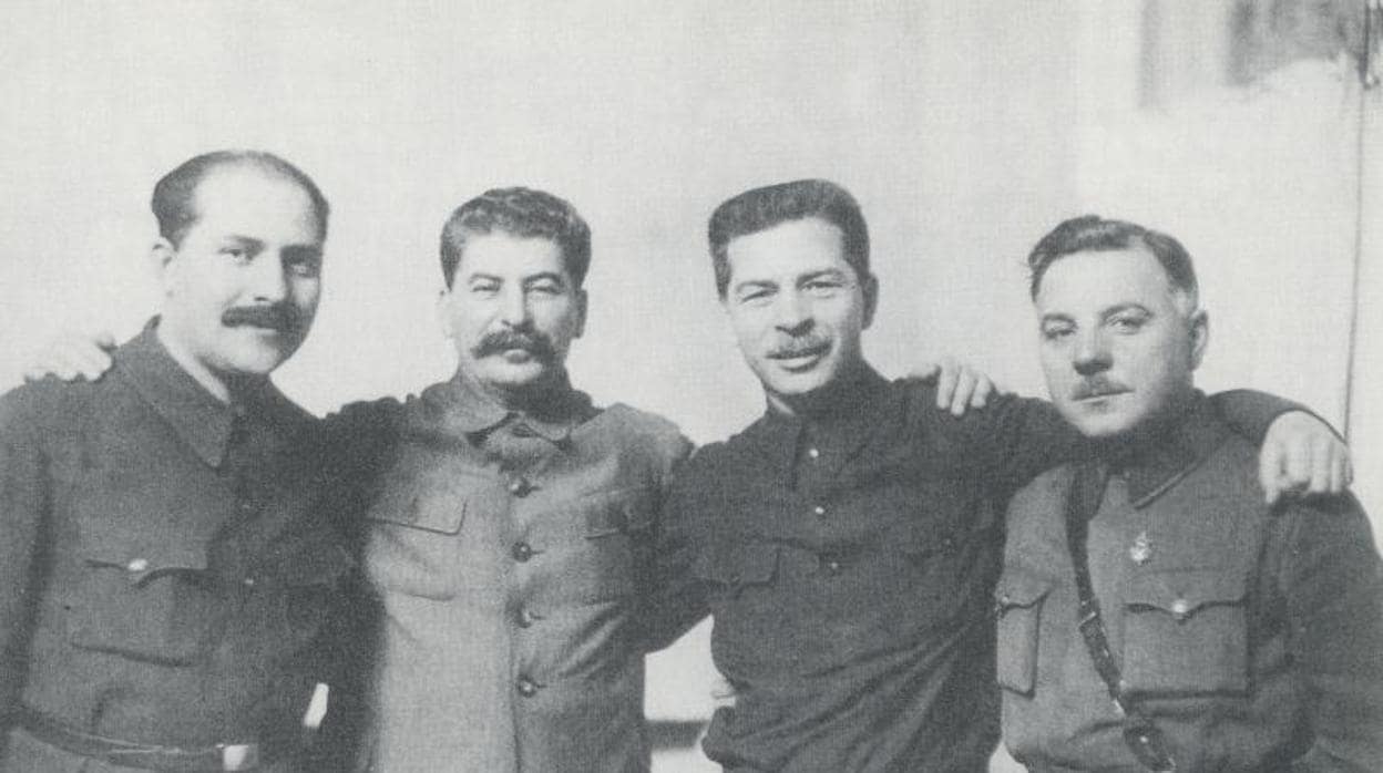Stalin junto a los principales artífices de la hambruna