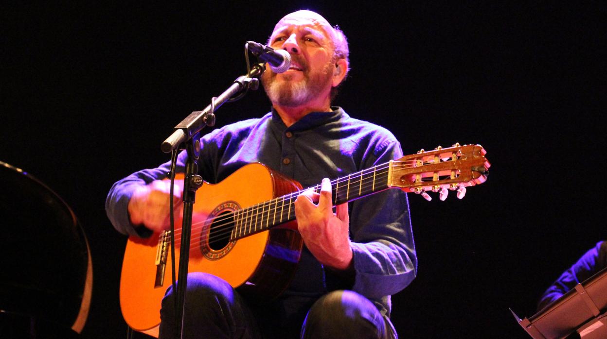 Javier Ruibal, durante su concierto de ayer en el Espacio Turina