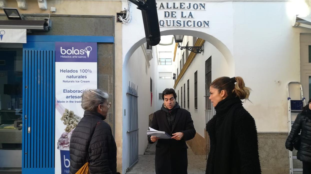 Kiti Mánver y Juana Acosta rodando este lunes frente al Callejón de la Inquisición, junto a Bernabé Rico