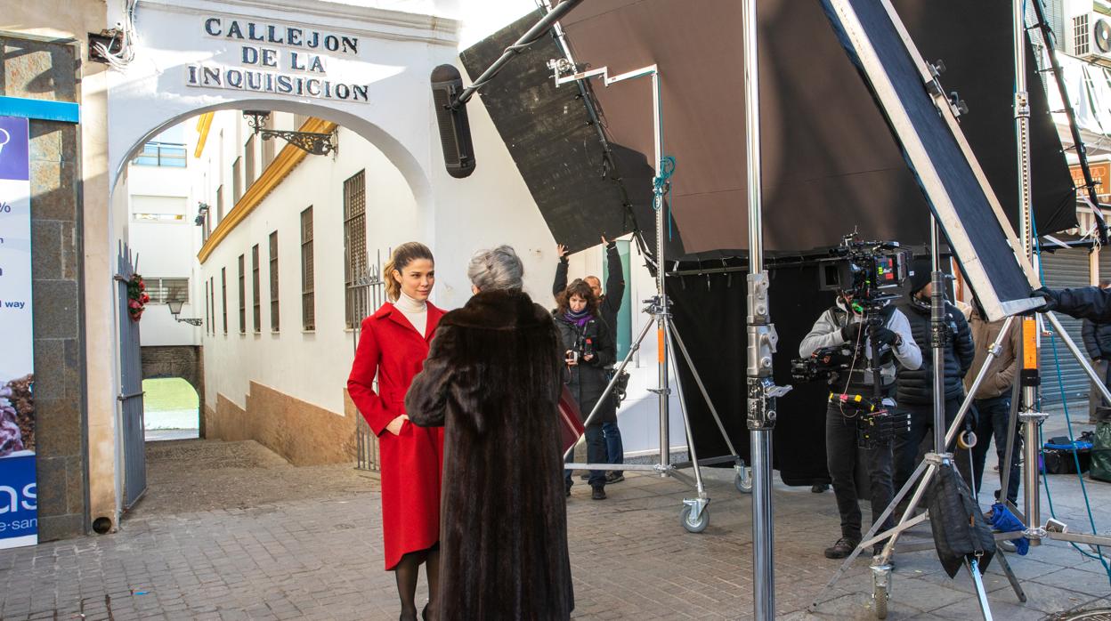 Kiti Mánver y Juana Acosta rodando ayer la película a la salida del Callejón de la Inquisición