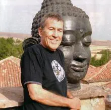 Dragó, junto a una enorme cabeza de Buda en su casa en Castilfrío