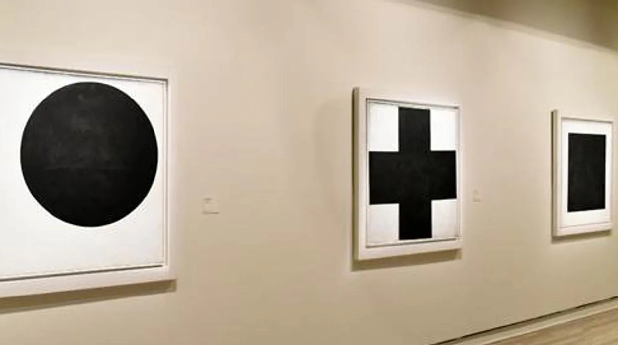 «Círculo negro», «Cruz negra» y «Cuadrado negro», tres obras de Malévich, cuelgan en la Fundación Mapfre
