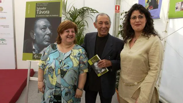 Las biógrafas de Salvador Távora, Marta Carrasco y Eva Díaz Pérez, con el dramaturgo