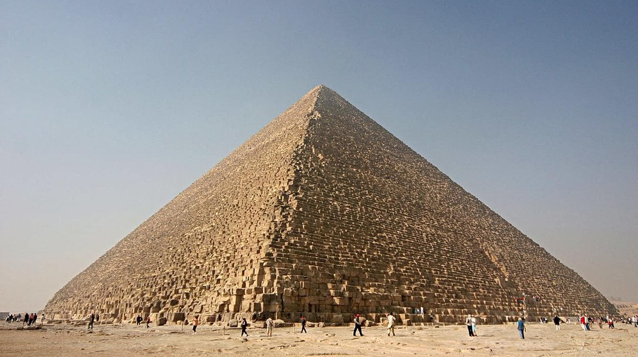 La singular piedra de la pirámide de Giza que enfrenta a Escocia y Egipto