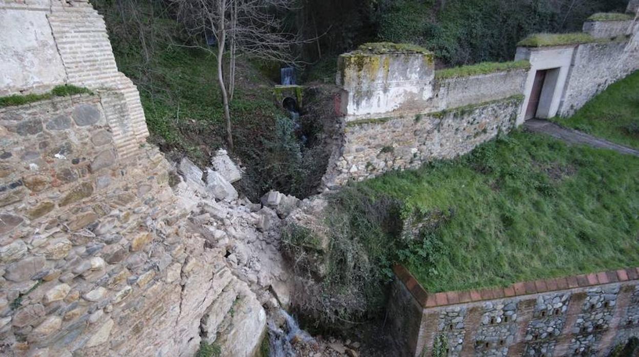 La parte del muro que se ha derrumbado, en el entorno de La Alhambra