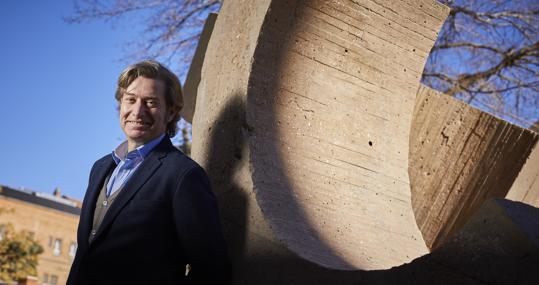 Javier Gomá junto a una escultura de Chillida en el exterior de la Fundación Juan March