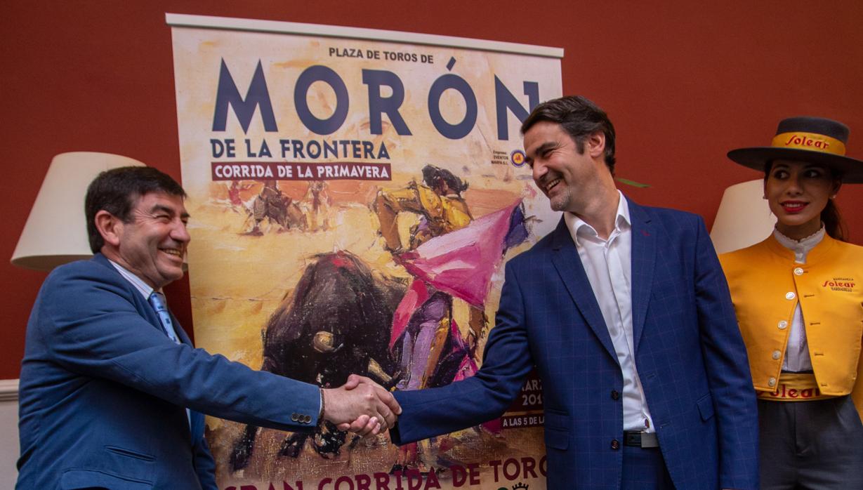 Jesulín, junto al empresario Carmelo García en la presentación de la corrida de Morón de la Frontera